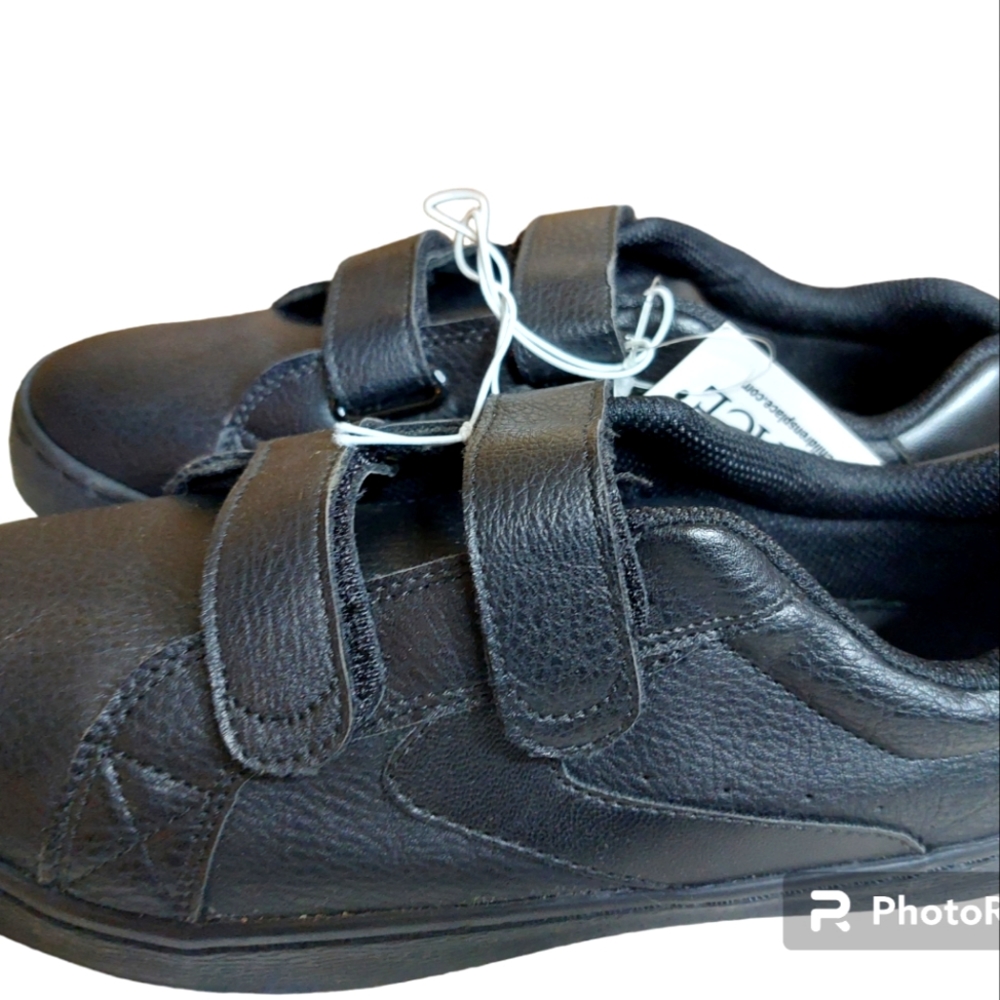 NWT The Childrens Place Size 3 Youth Black Tennis Shoes